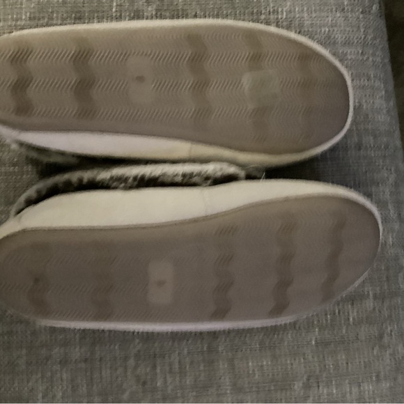 Cream and Gray Plush Lined Slippers for Indoor Comfort - Picture 3 of 4